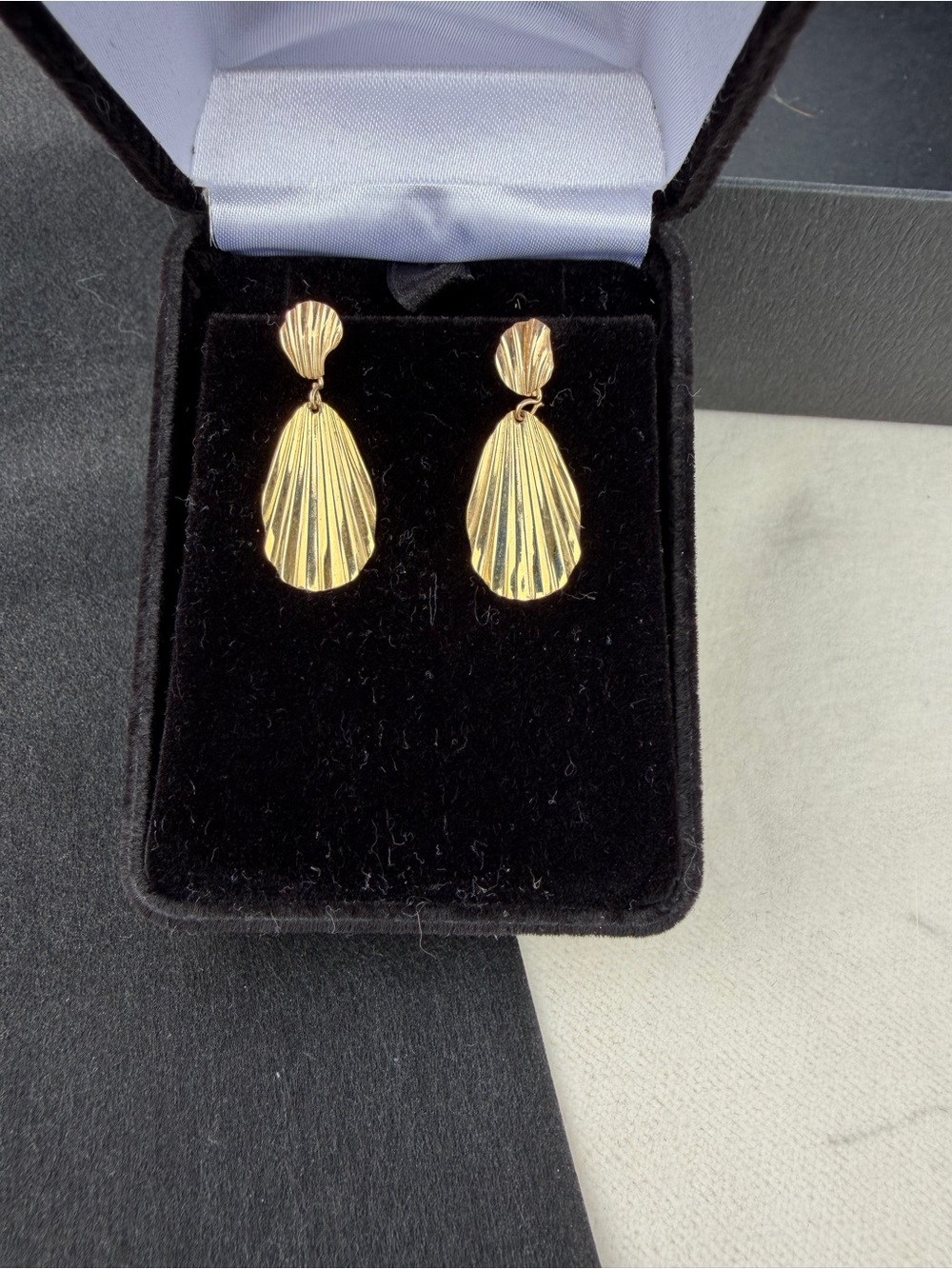 Vintage Gold Tone Shell Drop Dangle Earrings Lightweight